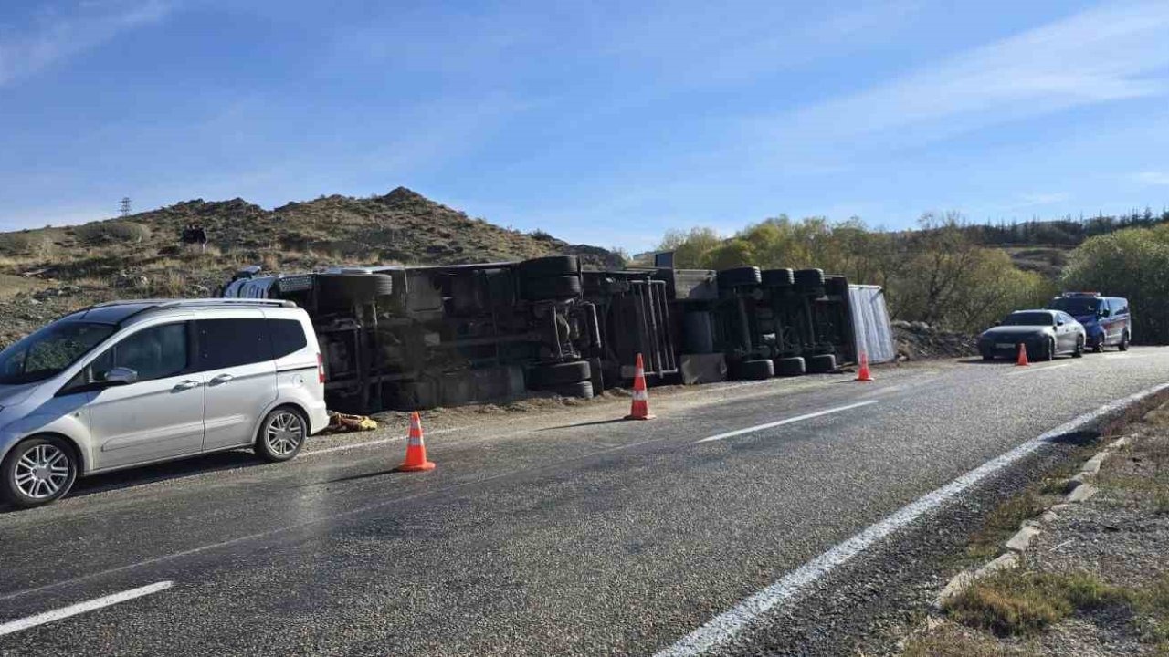 Ankara’da devrilen tırdaki 2 inek telef oldu