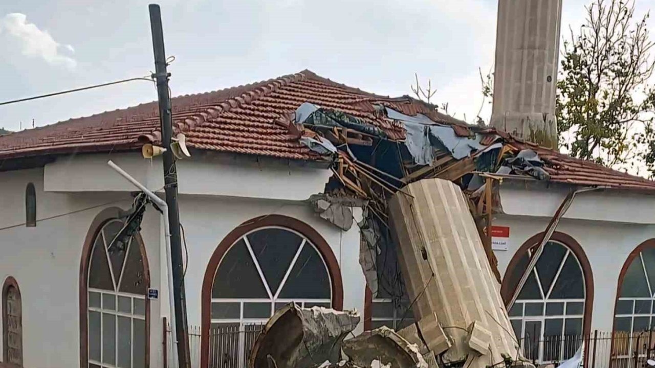 Ankara’da fırtına nedeniyle minare yıkıldı