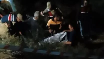 Devrilen traktörün altında  feci şekilde can verdi