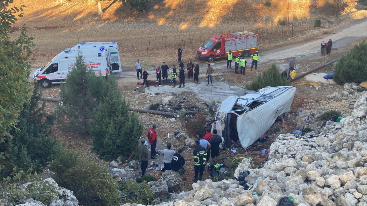 Erdemli'de İşçi servisi şarampole devrildi: 5 ölü, 14 yaralı