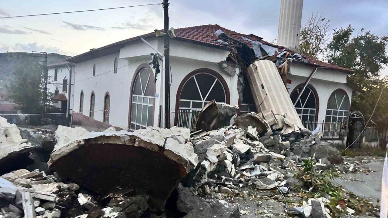 Fırtına minareyi yıktı: Cemaat ölümden döndü