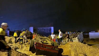 Freni boşalan nar yüklü TIR inşaat alanına daldı: 1 yaralı