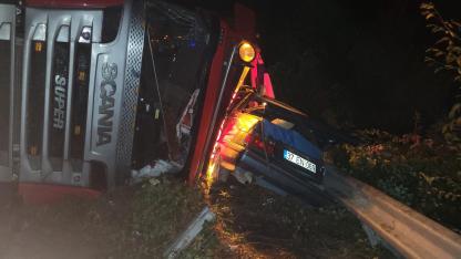 İnebolu Yolunda Feci Kaza: Tır Devrilerek Otomobili Ezdi