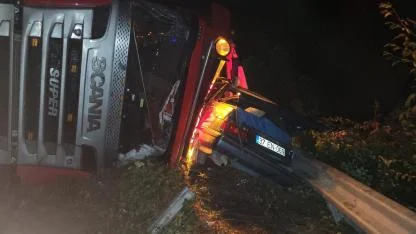İnebolu Yolunda Feci Kaza: Tır Devrilerek Otomobili Ezdi