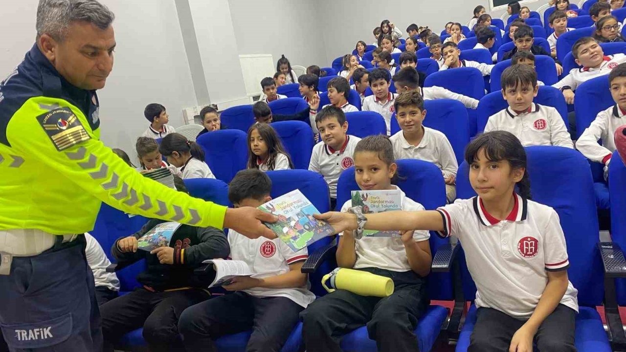 Jandarma 142 öğrenciye trafiği anlattı