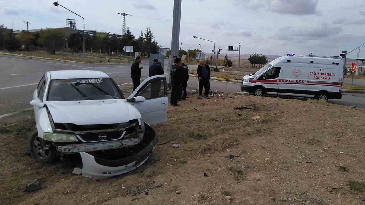 Kafa kafaya çarpışan otomobiller hurdaya döndü: 4 yaralı