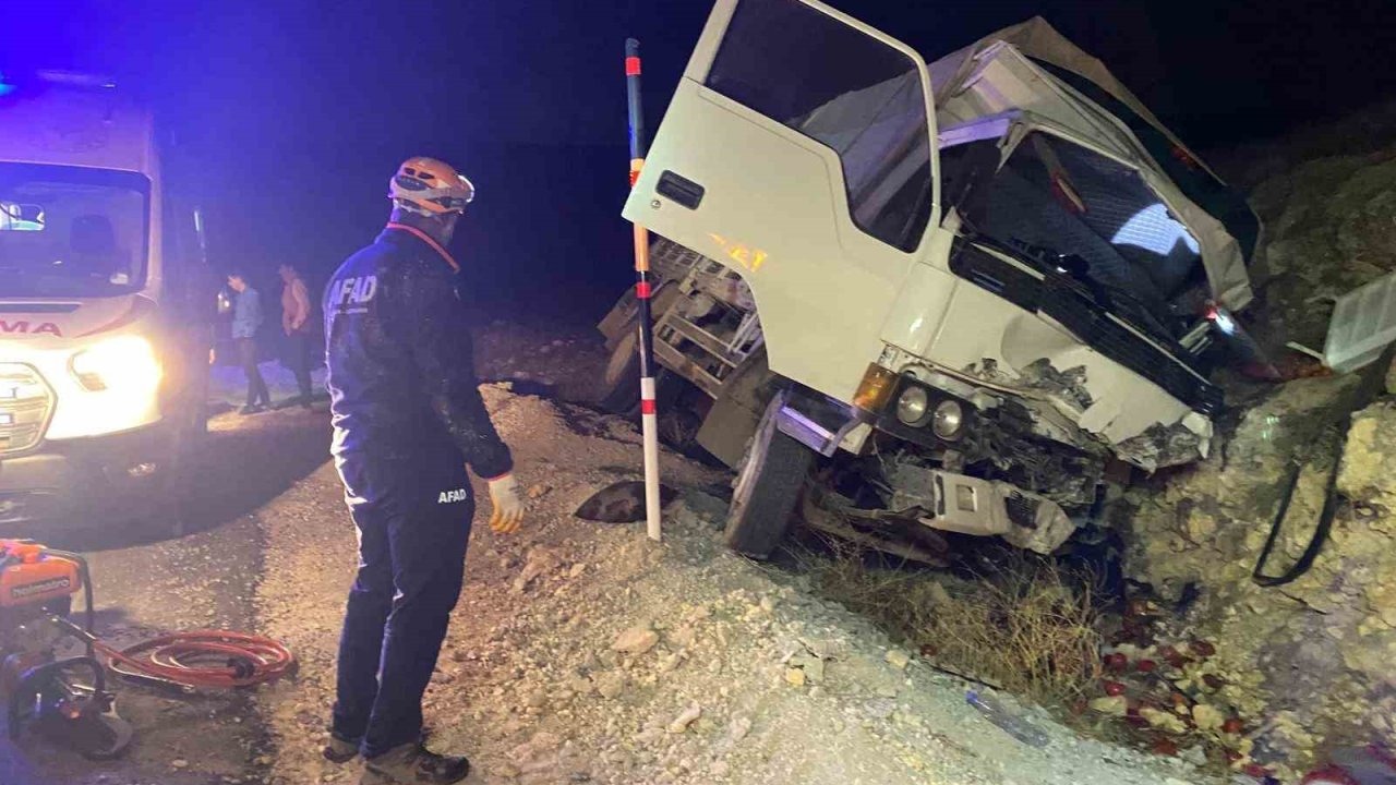 Karaman’da kontrolden çıkan kamyonet kayalıklara çarptı: 1 yaralı