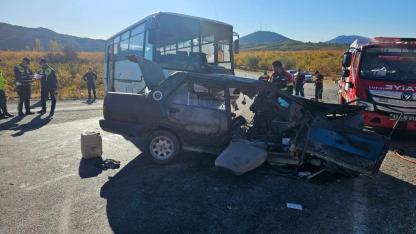 Mersin'de tarım işçilerini taşıyan midibüs otomobille çarpıştı: 3 ölü, 12 yaralı