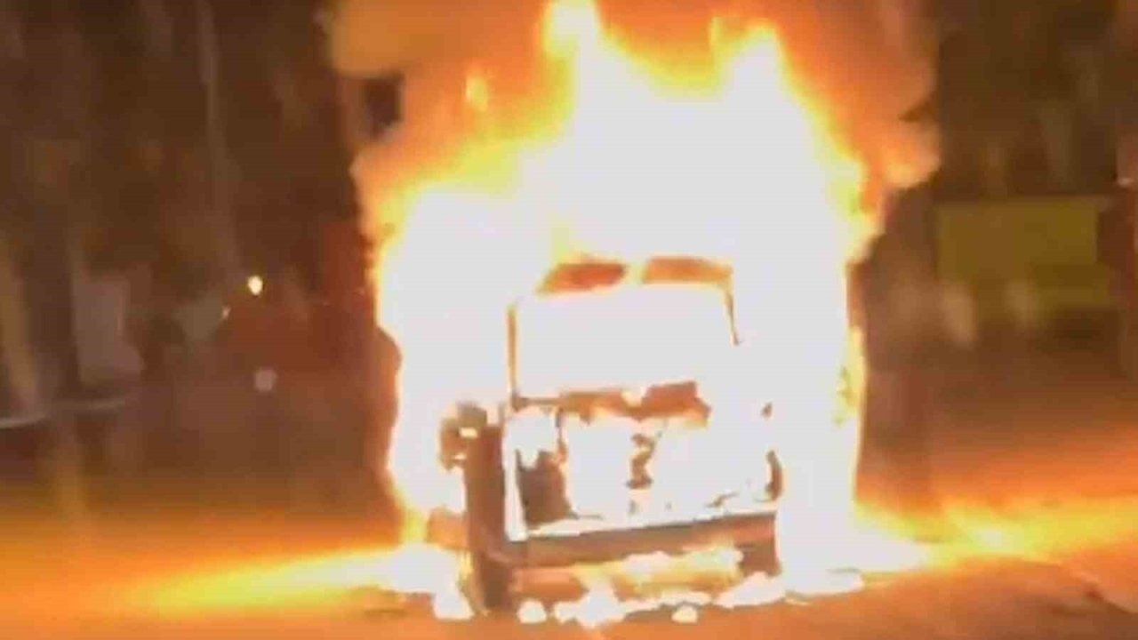 Motor kısmı alev alan araç saniyeler içinde ateş topuna döndü