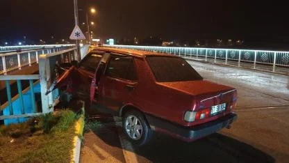 Otomobil, köprünün korkuluklarına çarptı