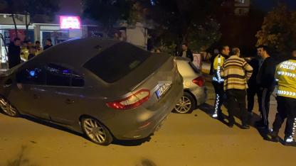 Park halindeki 2 araca çarpıp asılı kaldı