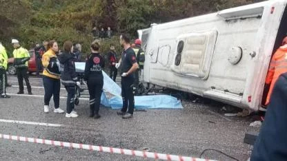 İşçi servisi devrildi: 1 ölü, 19 yaralı