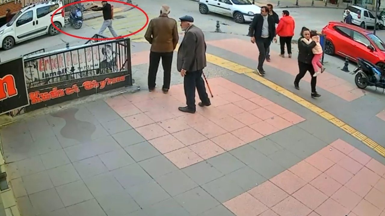 Sokak ortasında husumetlisine defalarca ateş etti