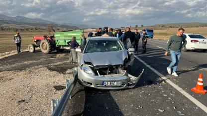 Traktörle Otomobil Çarpıştı: 1 Yaralı