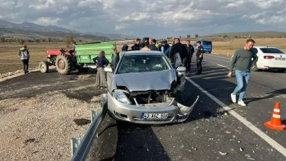 Traktörle Otomobil Çarpıştı: 1 Yaralı