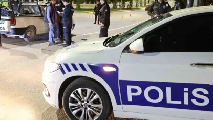 Aksaray polisinden denetim: Araçlar ve şüpheli şahıslar didik didik arandı