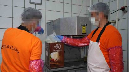 Hükümlüler hem meslek ediniyor hem üreterek ekonomiye katkı sağlıyor: Ayda 300 ton süt işleniyor