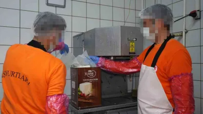 Hükümlüler hem meslek ediniyor hem üreterek ekonomiye katkı sağlıyor: Ayda 300 ton süt işleniyor