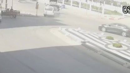 Motosiklet sürücüsünün saniyelerle ölümden döndüğü kaza kamerada