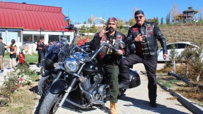 İki teker üzerinde yolculuk yapan motosiklet tutkunları, kentin farklı noktalarını tanıtıyor