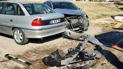 Yayaya çarpmamak için manevra yaptı, park halindeki araçlara çarptı: 2 yaralı