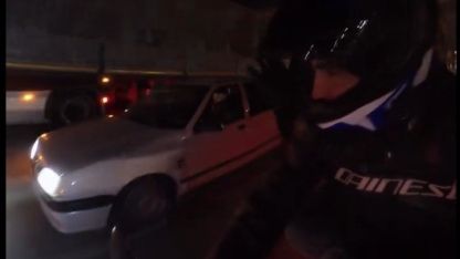 Motosiklete yandan çarpan araç, yoluna bir şey olmamış gibi devam etti