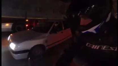 Motosiklete yandan çarpan araç, yoluna bir şey olmamış gibi devam etti