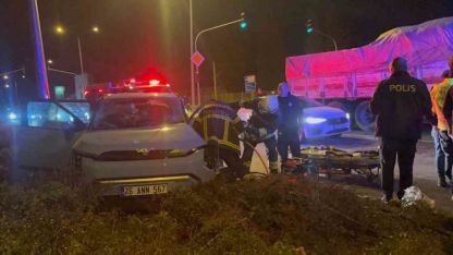 Porselen hammaddesi yüklü kamyon otomobille çarpıştı: 4 yaralı