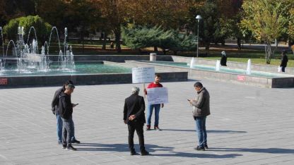 Boşanmak isteyen şahıstan tek kişilik eylem