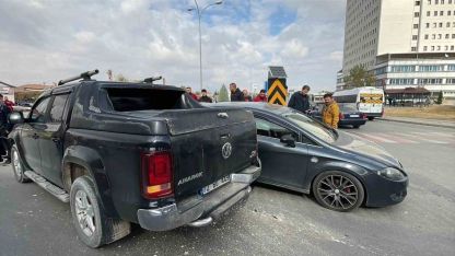 Karaman’da pikap kamyonetle otomobil çarpıştı: 1 yaralı