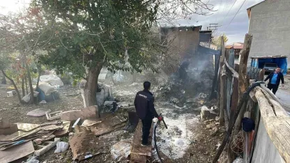 Karaman Abbas Mahallesi'nde Korkutan Yangın: Alevler Çatıya Sıçradı, İtfaiye Evi Kurtardı