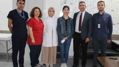 Annesinin böbreğiyle hayata tutundu