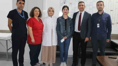 Annesinin böbreğiyle hayata tutundu