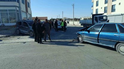 Aksaray’da hafif ticari araç ile otomobil çarpıştı: 7 yaralı