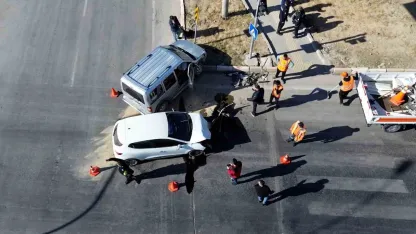 Karaman’da hafif ticari araçla otomobil çarpıştı: 3 yaralı