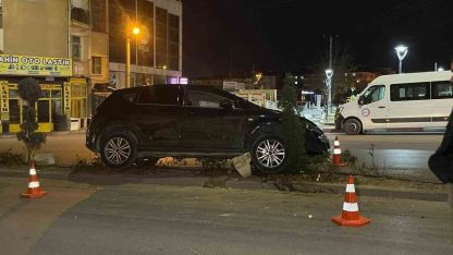 Karaman’da kontrolden çıkan otomobil refüje çıktı