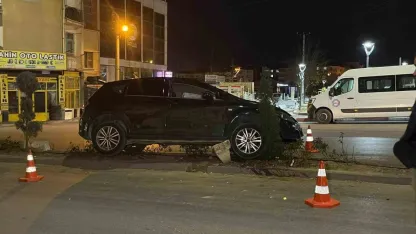 Karaman’da kontrolden çıkan otomobil refüje çıktı