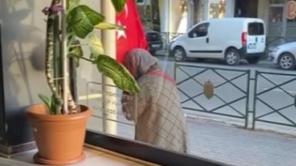 Türk bayrağını öpen teyzenin görüntüsü yürekleri ısıttı