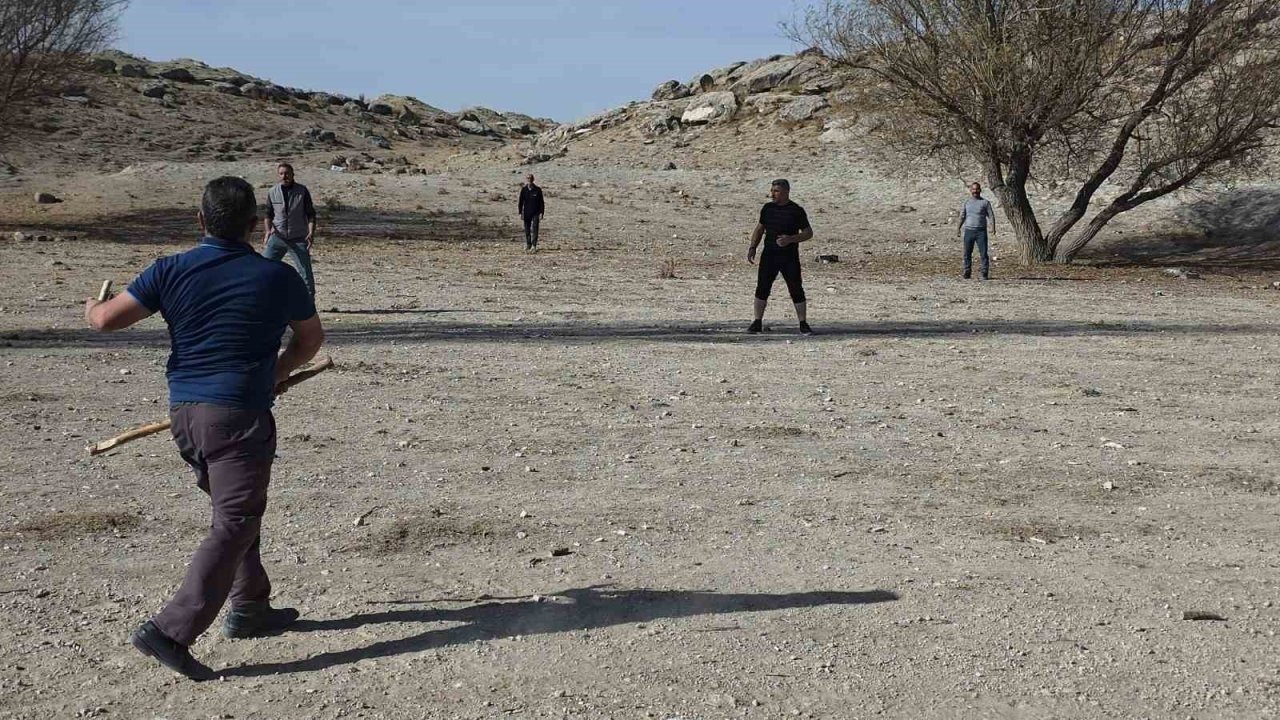 Aksaray’da geleneksel &quot;çelik çomak&quot; oyunu yaşatılmaya devam ediyor