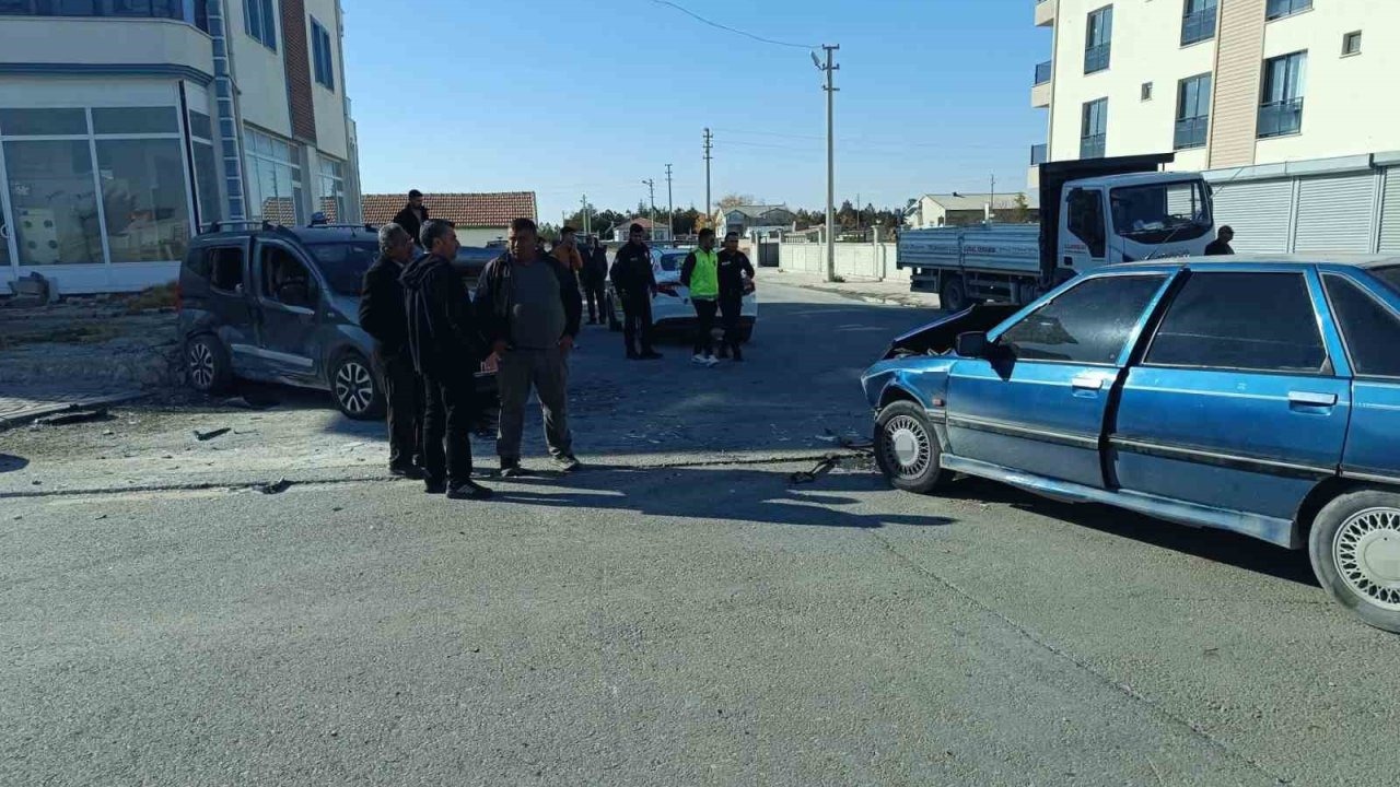 Aksaray’da hafif ticari araç ile otomobil çarpıştı: 7 yaralı