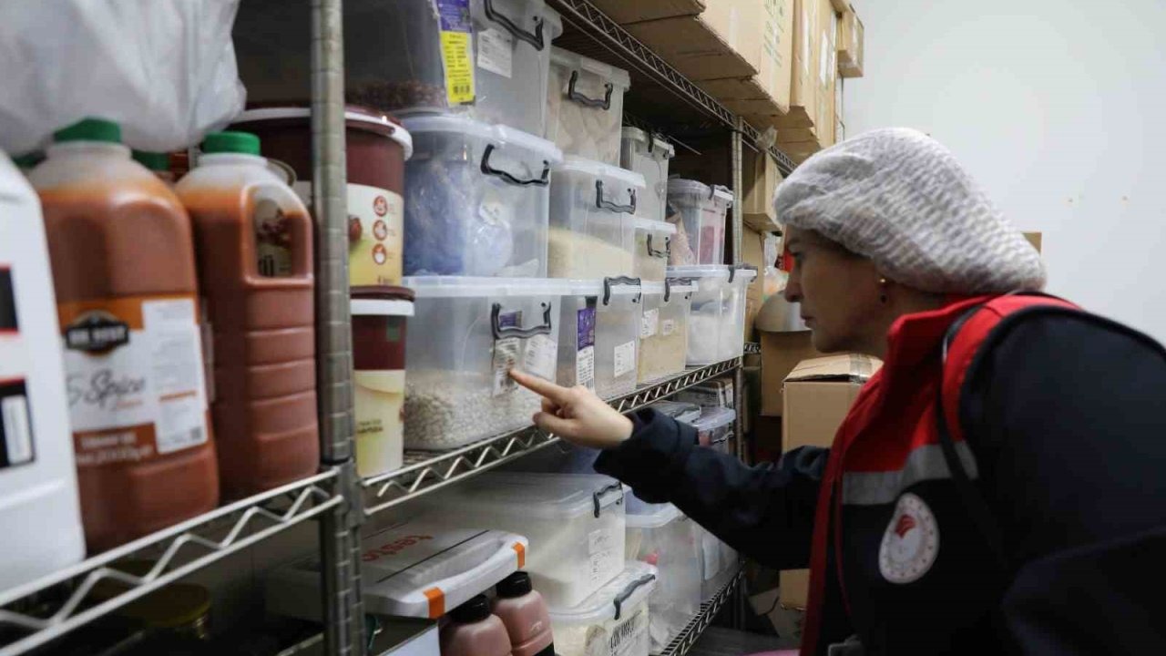 Alışveriş merkezlerinde gıda denetimi sürüyor