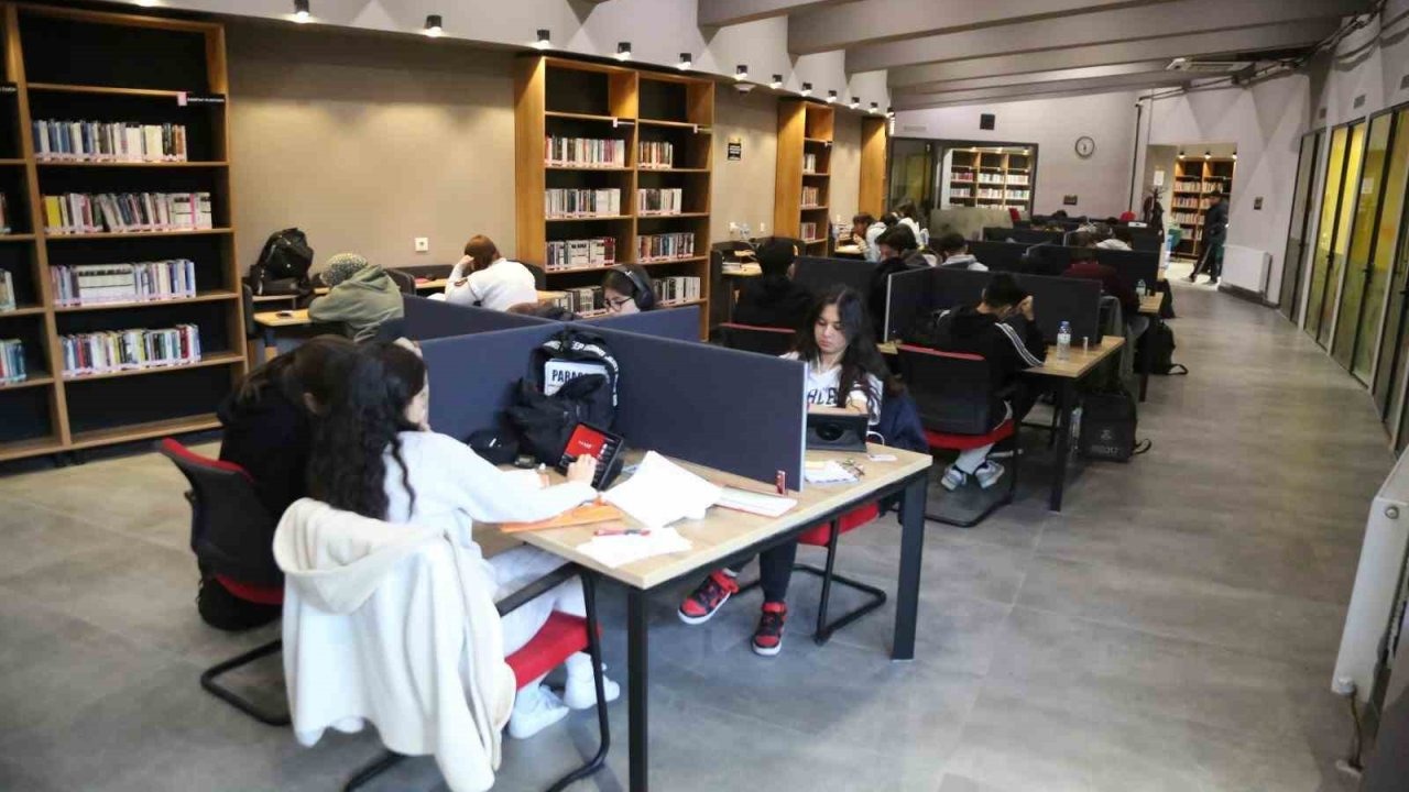 Ara tatilde Melikgazi’nin Akıl Küpü Kütüphaneleri dolup taşıyor