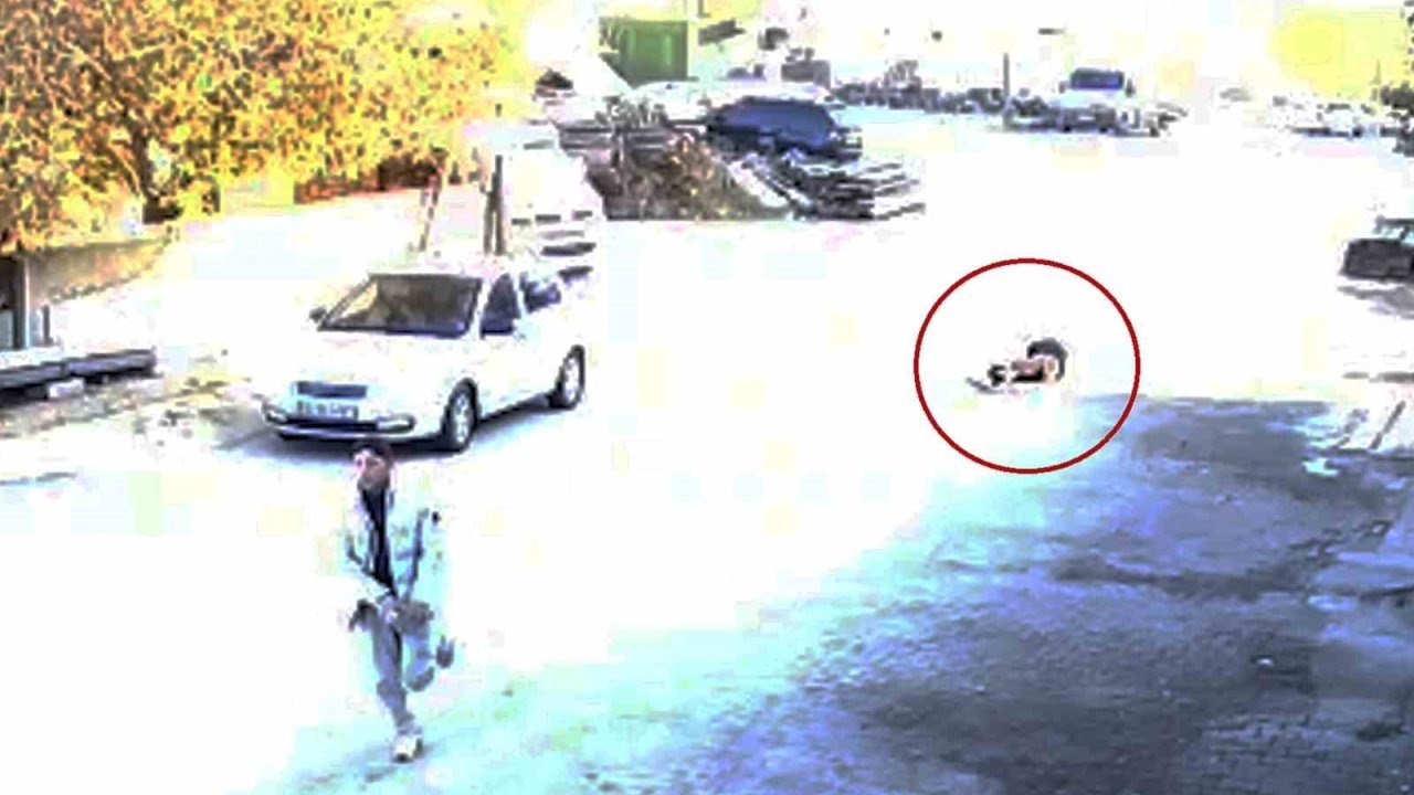 &quot;Çakmak&quot; bahanesiyle yaklaşıp bıçakladı: O anlar kamerada