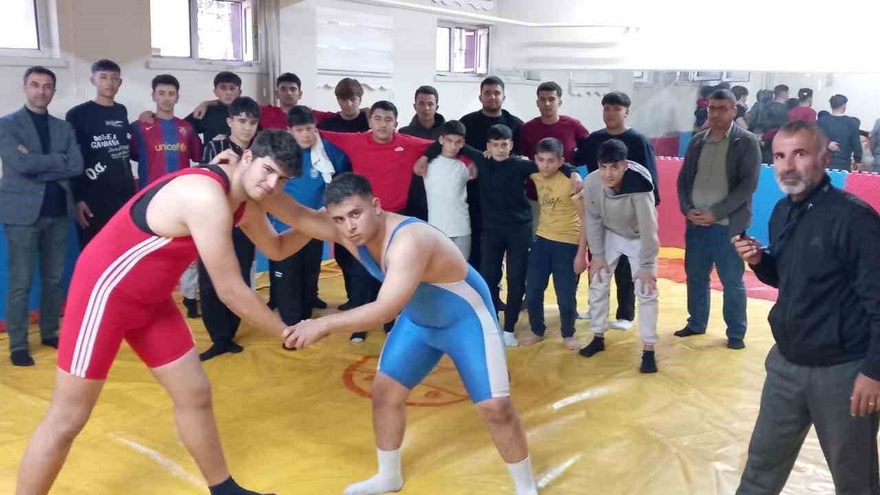 Develi’de liselerarası güreş müsabakaları yapıldı