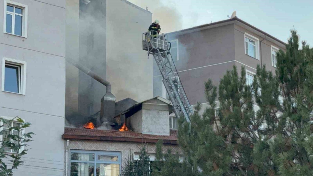 Ereğli’de iş hanının çatısında yangın paniği