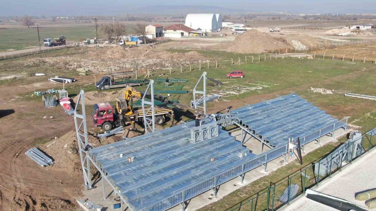 İnönü Spor Kompleksine çelik tribün yerleştiriliyor