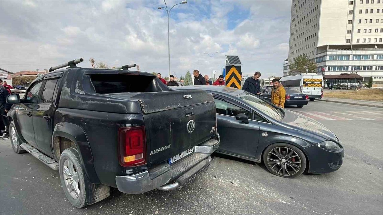 Karaman’da pikap kamyonetle otomobil çarpıştı: 1 yaralı