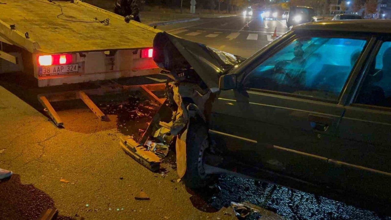 Kavşakta otomobile çarptı, karşı yola geçti: 2 yaralı