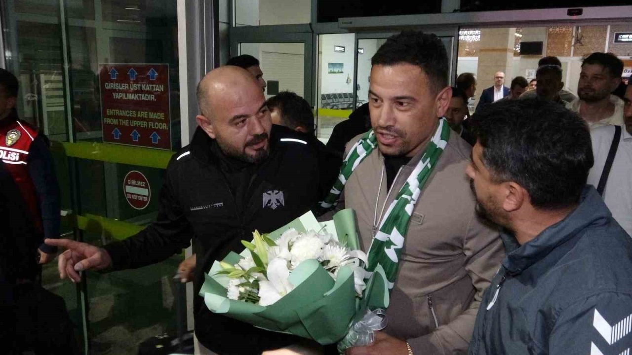 Konyaspor’un yeni teknik direktörü Çağdaş Atan, Konya’ya geldi
