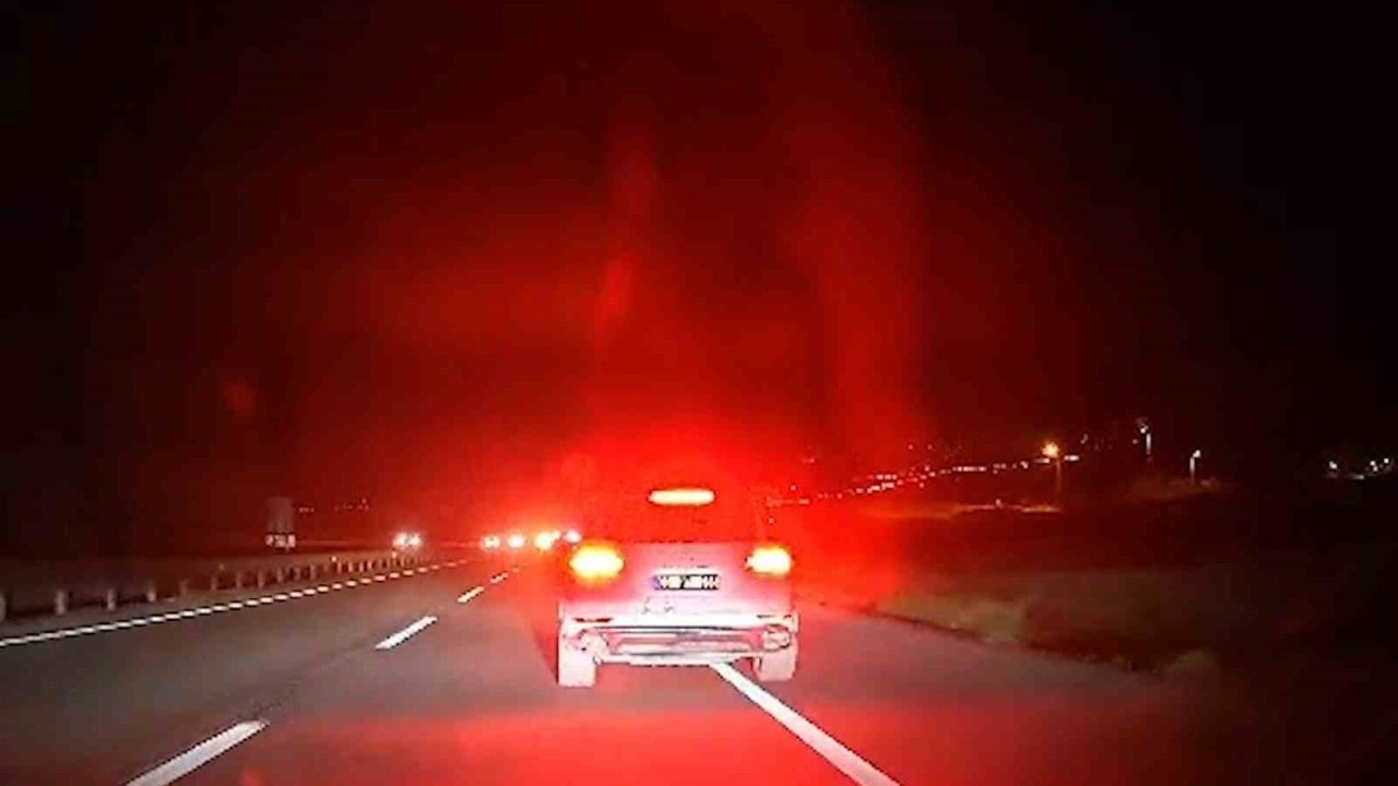 Korku dolu anlar kamerada: Bir ailenin can güvenliğini tehlikeye atan trafik magandası yakalandı